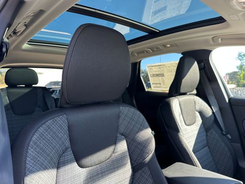 Used 2025 Volvo XC60 B5 Core w/ Protection Package Premier image 9