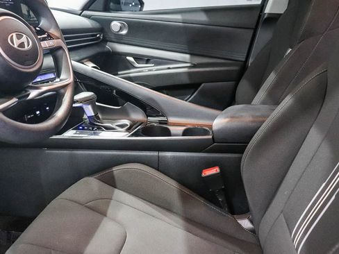 Used 2025 Hyundai Elantra Hybrid FWD image 17