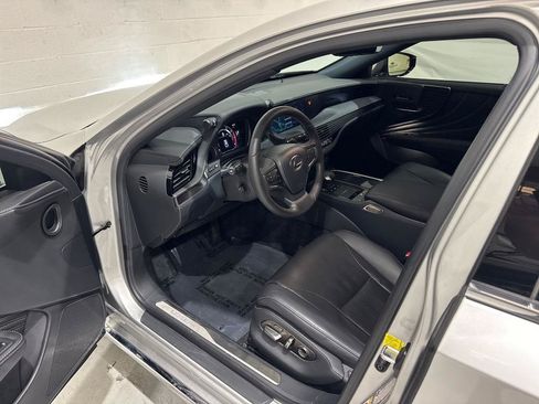 Used 2018 Lexus LS 500 w/ Accessory Package (Z1) RWD image 35