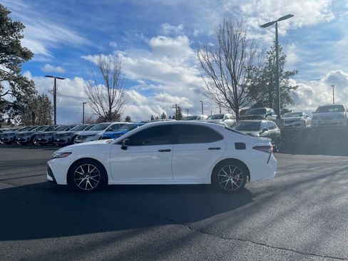 Used 2023 Toyota Camry SE image 5