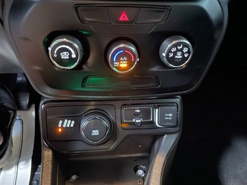 Used 2020 Jeep Renegade Sport w/ UConnect 7.0 Group AWD/4WD image 13