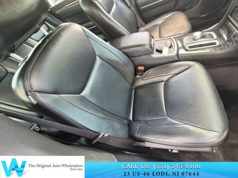 Used 2017 Chrysler 300 Limited RWD image 17