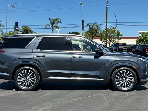 Used 2024 Hyundai Palisade Calligraphy FWD image 3