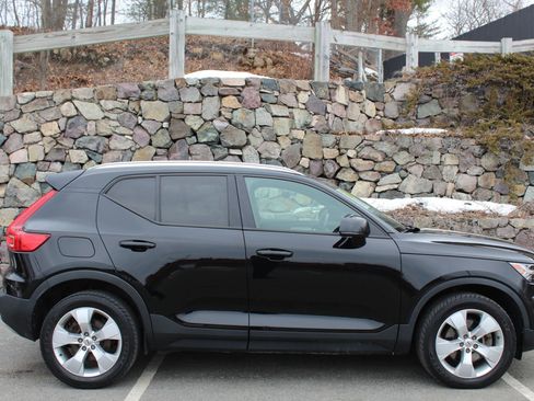 Used 2019 Volvo XC40 T5 Momentum image 5