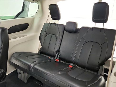Used 2024 Chrysler Pacifica Touring-L FWD image 31