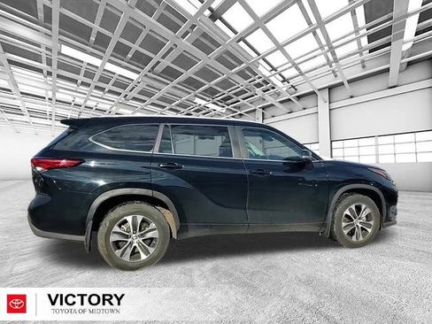 Certified 2023 Toyota Highlander XLE image 2