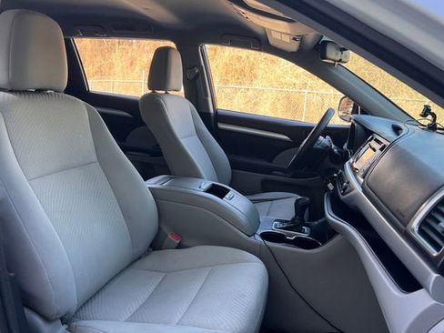 Used 2016 Toyota Highlander LE AWD/4WD image 26
