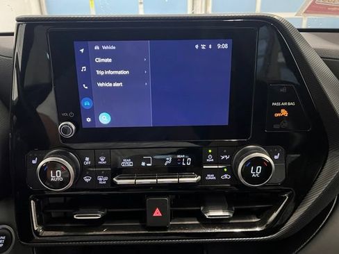 Used 2024 Toyota Highlander XSE FWD image 32