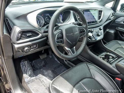 Used 2026 Chrysler Pacifica Limited FWD image 11