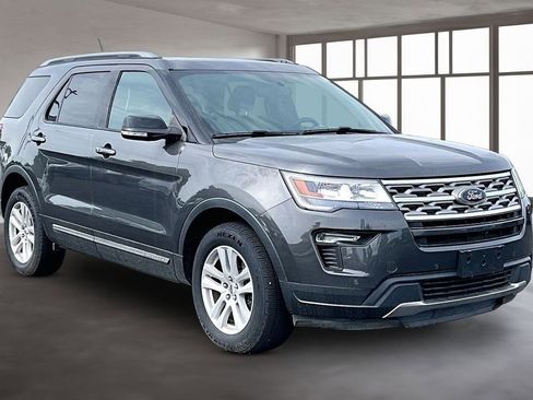 Used 2018 Ford Explorer XLT w/ Equipment Group 202A AWD/4WD image 13