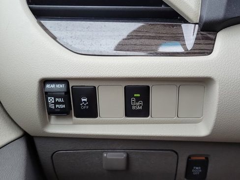 Used 2016 Toyota Sienna XLE image 25