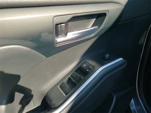 Used 2023 Toyota Highlander XLE image 11