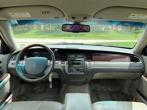 Used 2006 Lincoln Town Car Signature Limited RWD image 16