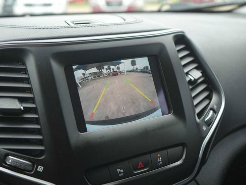 Used 2021 Jeep Cherokee Latitude Plus FWD image 23