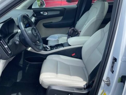 Used 2024 Volvo XC40 B5 Plus w/ Climate Package AWD/4WD image 4