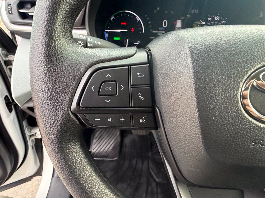 Used 2025 Toyota Sienna LE AWD/4WD image 16