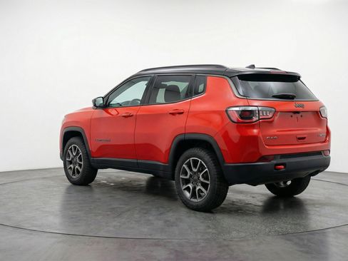 Used 2025 Jeep Compass Trailhawk image 6