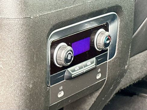 Used 2022 Chevrolet Suburban LT image 26