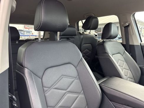 Used 2025 Volkswagen Atlas SE AWD/4WD image 24