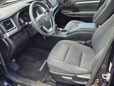 Used 2019 Toyota Highlander LE FWD image 10