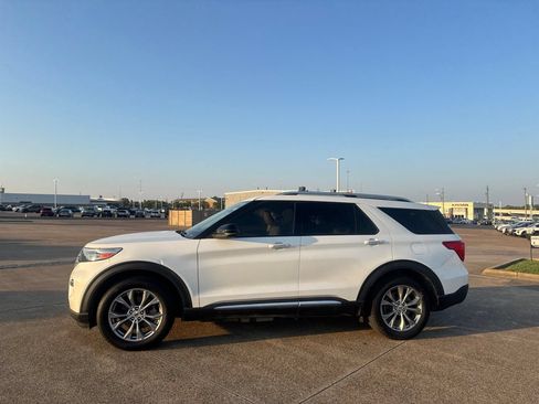 Used 2022 Ford Explorer Limited w/ Equipment Group 301A RWD image 9