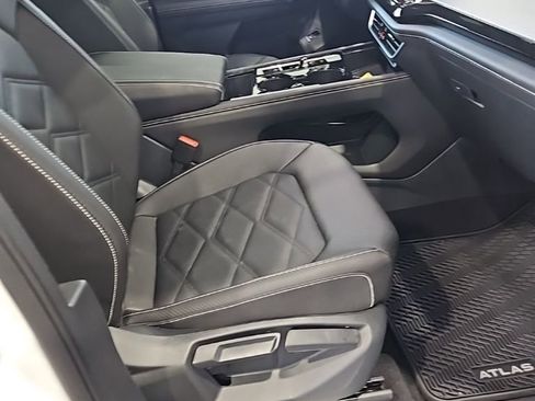 Used 2025 Volkswagen Atlas Cross Sport SE AWD/4WD image 13
