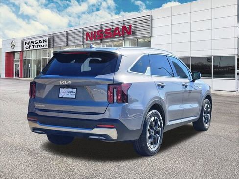 Used 2024 Kia Sorento S image 4