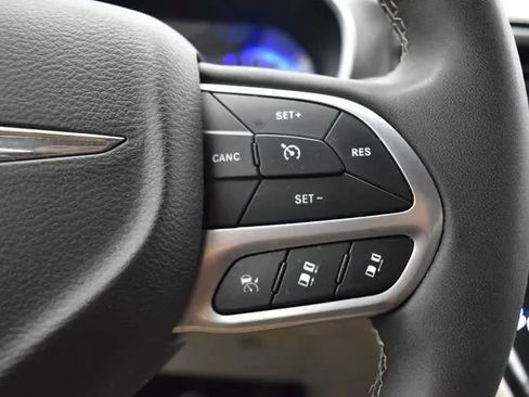 Used 2024 Chrysler Pacifica Touring-L FWD image 23