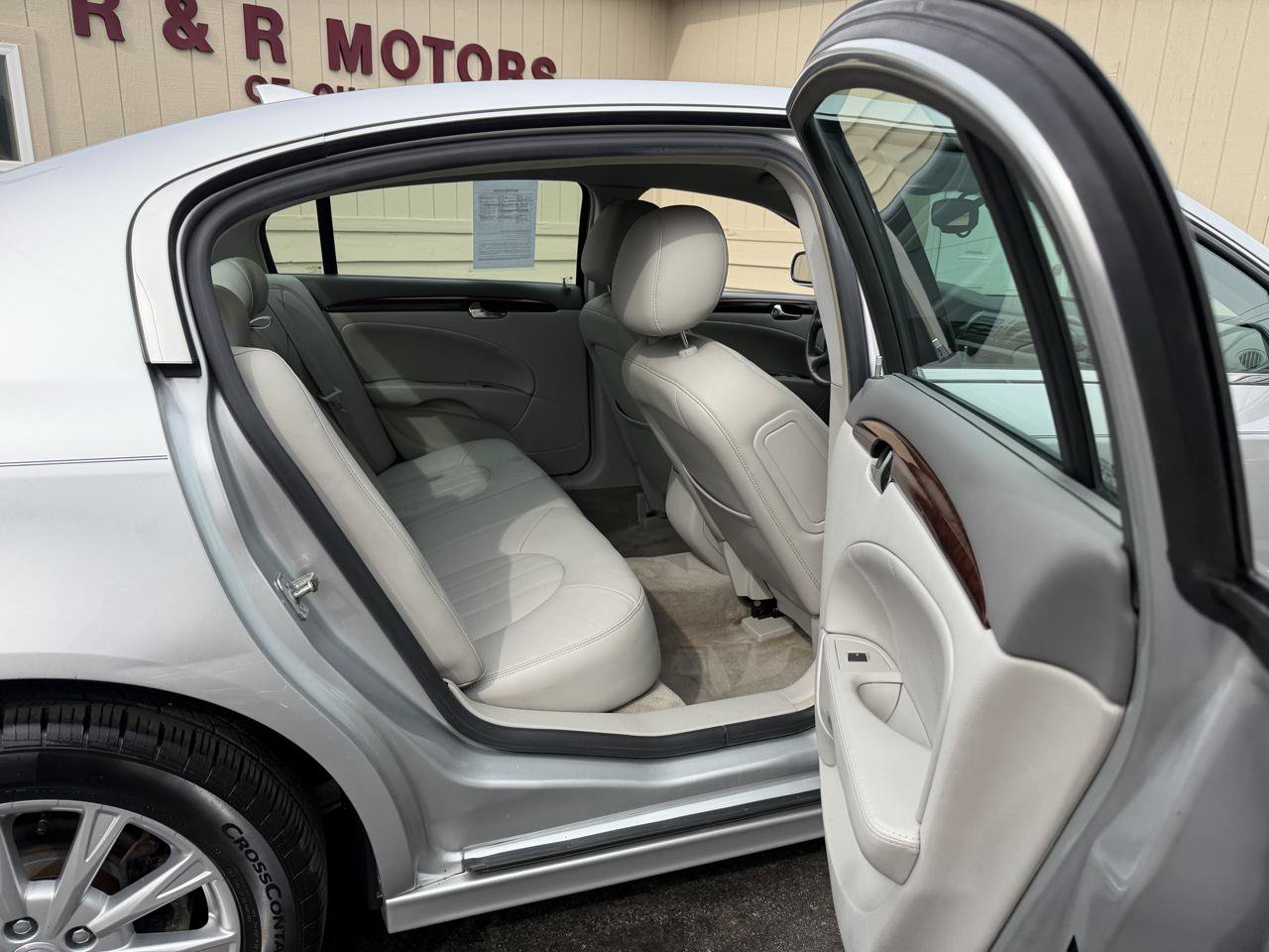 Used 2010 Buick Lucerne CXL FWD image 4