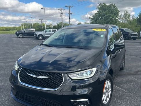 Used 2023 Chrysler Pacifica Touring-L FWD image 5