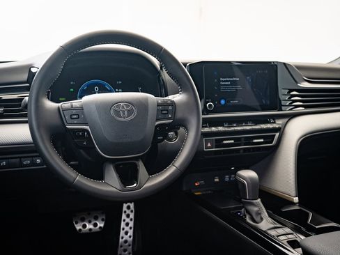 Used 2025 Toyota Camry SE image 4