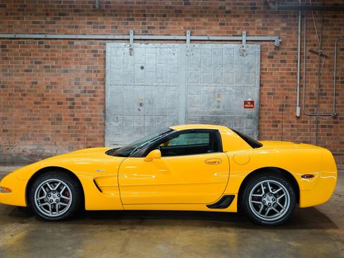 Used 2002 Chevrolet Corvette Z06 w/ Memory Pkg RWD image 1