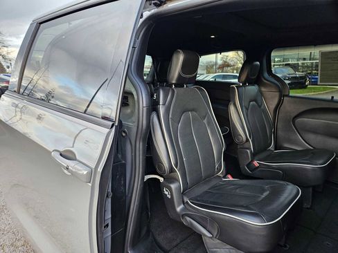 Used 2025 Chrysler Pacifica Limited image 14