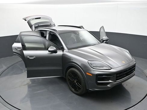 Certified 2025 Porsche Cayenne AWD/4WD image 31