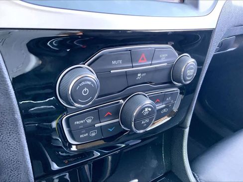 Used 2023 Chrysler 300 Touring w/ Sport Appearance Package image 32