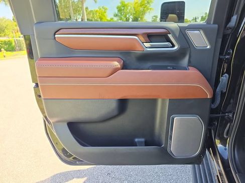 Certified 2025 GMC Sierra 2500 Denali Ultimate AWD/4WD image 9