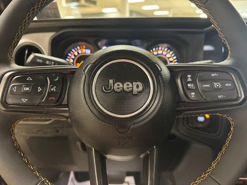 Used 2024 Jeep Gladiator Sport AWD/4WD image 11