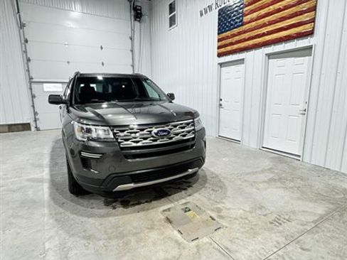 Used 2018 Ford Explorer XLT AWD/4WD image 3