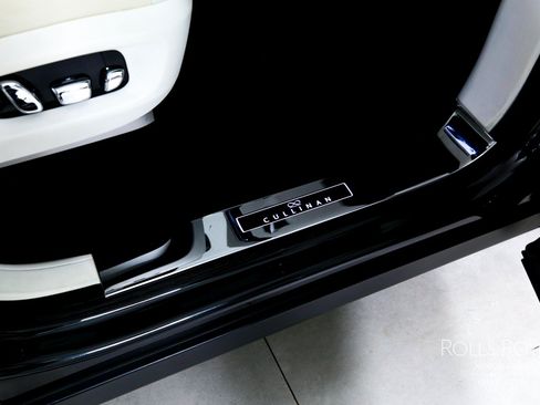 Used 2021 Rolls-Royce Cullinan Black Badge AWD/4WD image 38