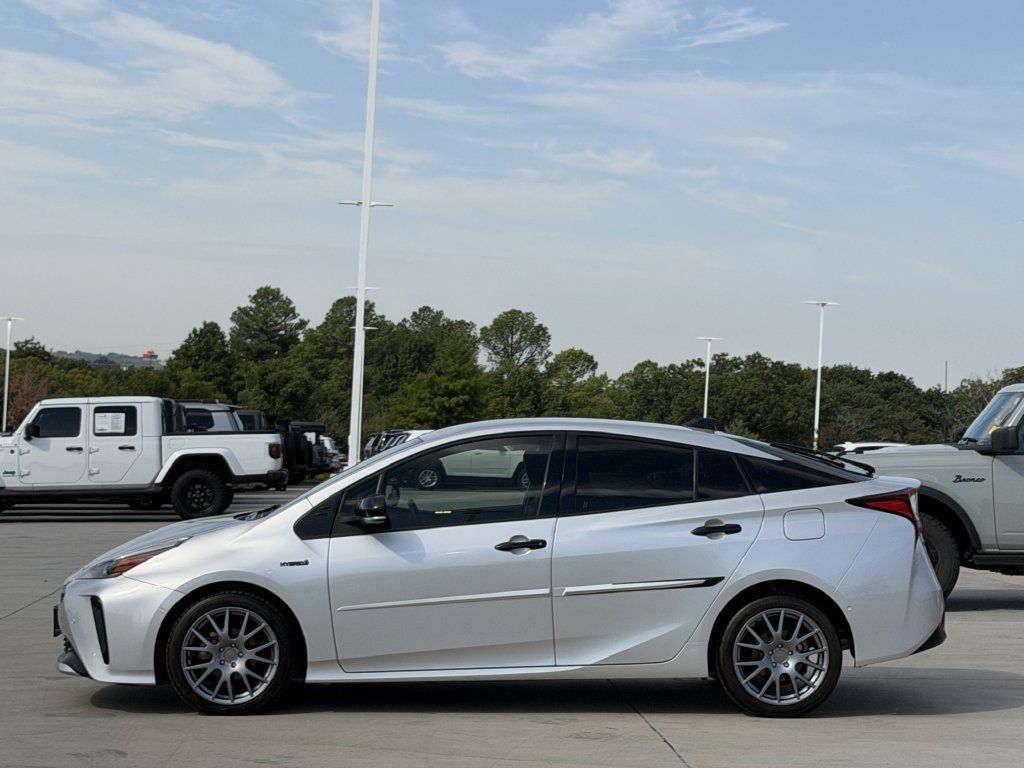 Used 2022 Toyota Prius FWD image 3