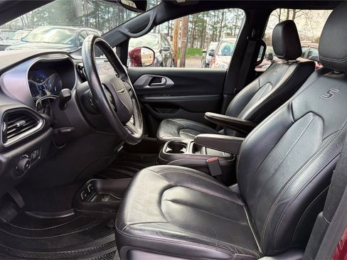 Used 2019 Chrysler Pacifica Touring-L w/ S Appearance Package FWD image 10