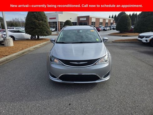 Used 2017 Chrysler Pacifica Touring-L image 8