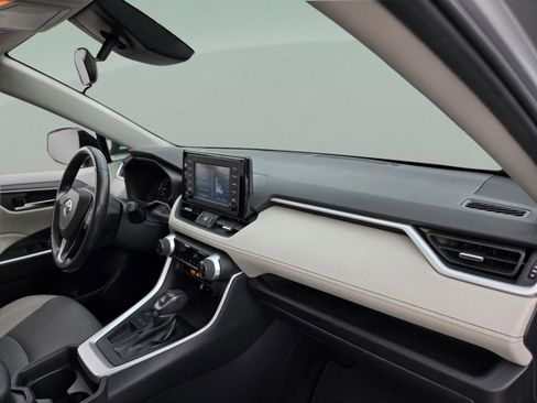 Used 2019 Toyota RAV4 XLE Premium FWD image 20