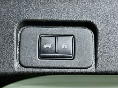 Used 2025 Nissan Rogue SV FWD image 31