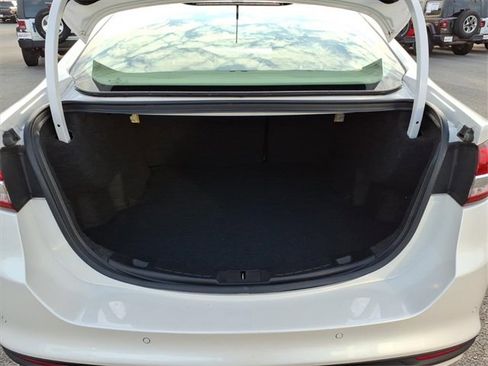 Used 2017 Ford Fusion SE w/ Fusion SE Technology Package image 8