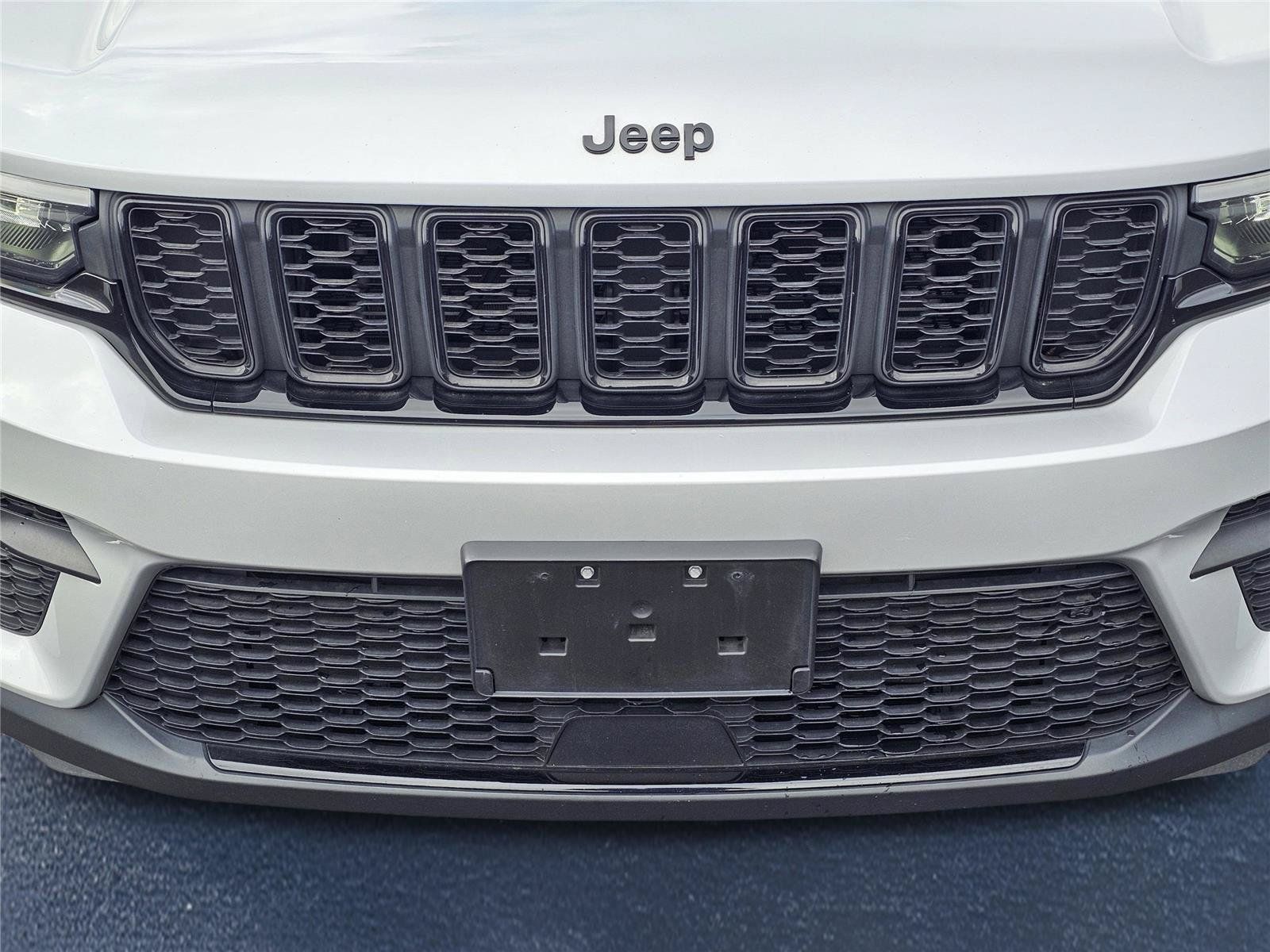 Used 2023 Jeep Grand Cherokee Altitude AWD/4WD image 3