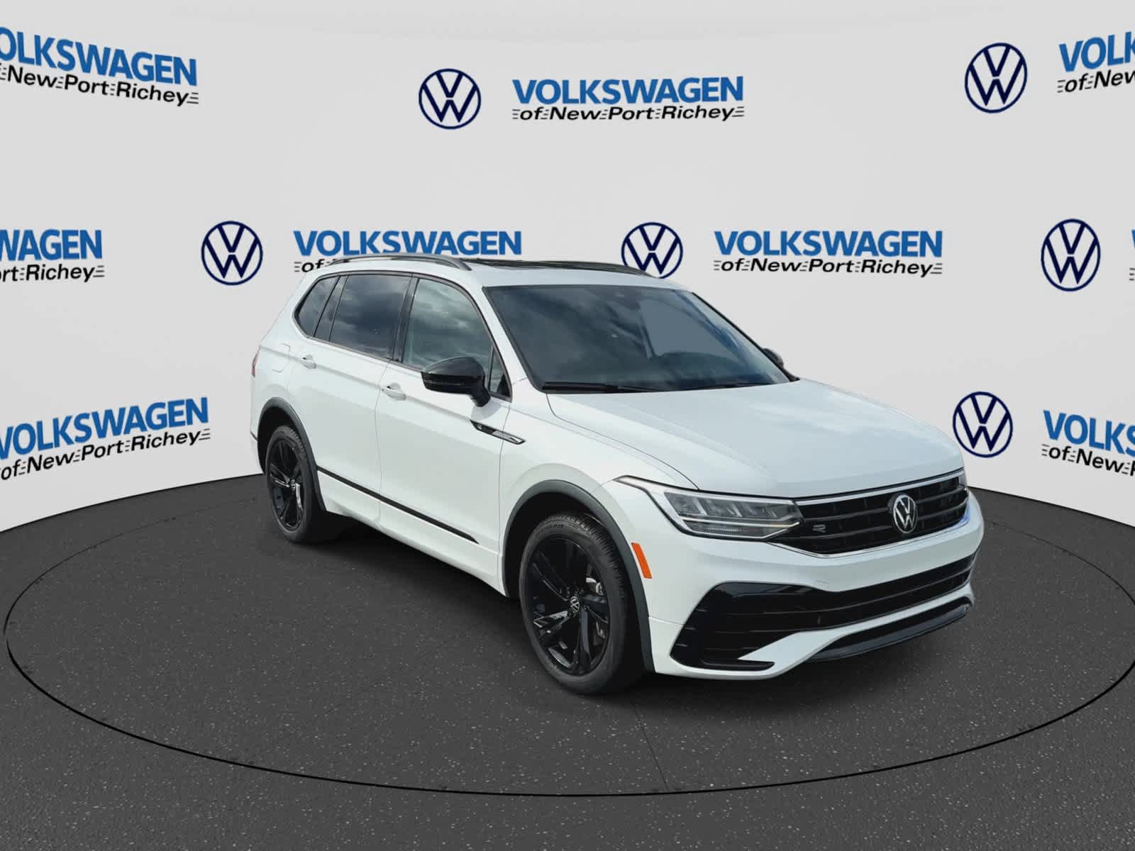Used 2024 Volkswagen Tiguan SE R-Line FWD image 2