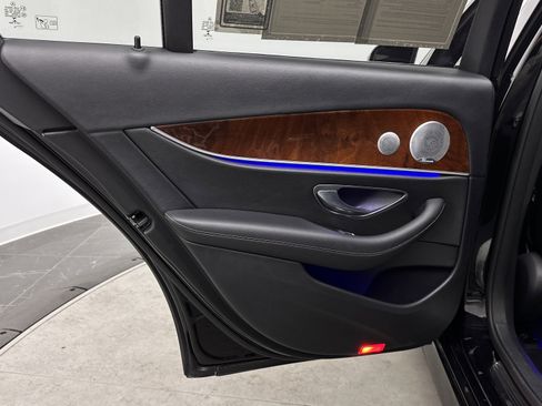 Used 2018 Mercedes-Benz E 400 4MATIC Sedan w/ Premium 1 Package image 26