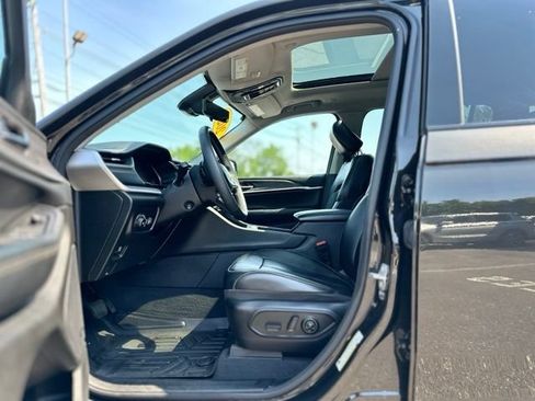 Used 2023 Jeep Grand Cherokee L Limited w/ Luxury Tech Group II AWD/4WD image 10