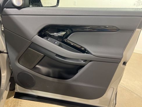 Used 2025 Land Rover Range Rover Evoque Dynamic SE image 23